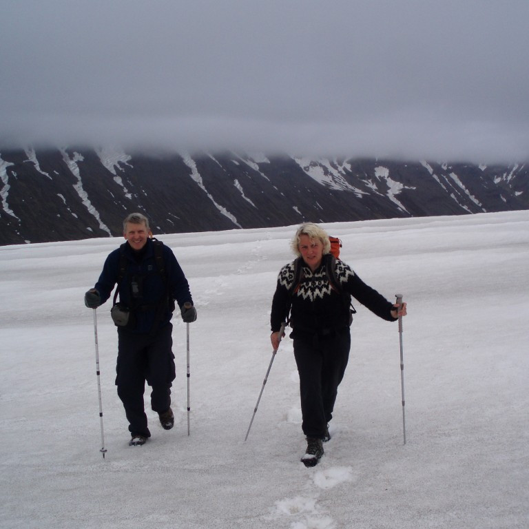 Kominn í snjóinn í Möðruvallaskál, en þokan yfir