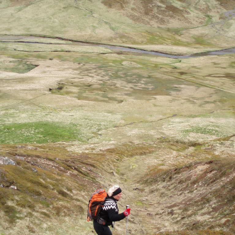 Sér í mógrafir niður á flatanum