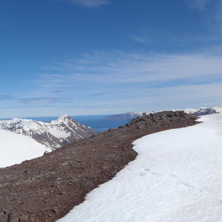 Finnurinn og Látrastrandafjöll.