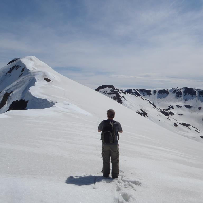Kristján horfir yfir farinn veg.