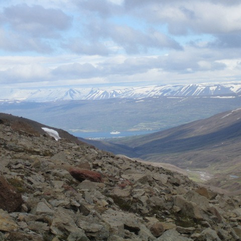 Séð niður Glerárdal til Akureyrar, Vaðlaheiði og mikill snjór í Kinnarfjöllum