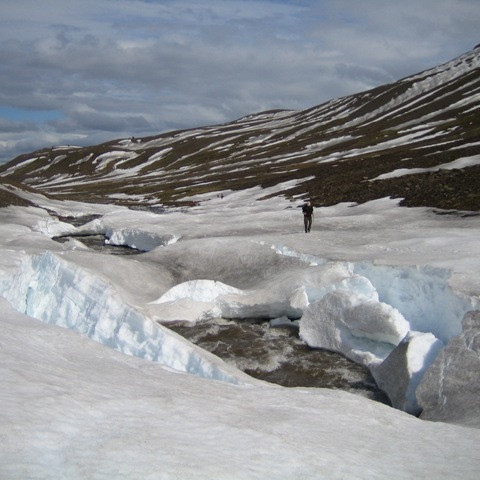 Leitað að snjóbrú yfir Glerá
