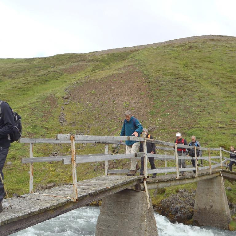 Ingimar Eydal leiðir hópinn yfir gamla fjárbrú.