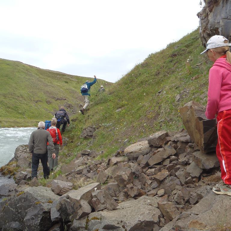 Glungur meðfram kletti
