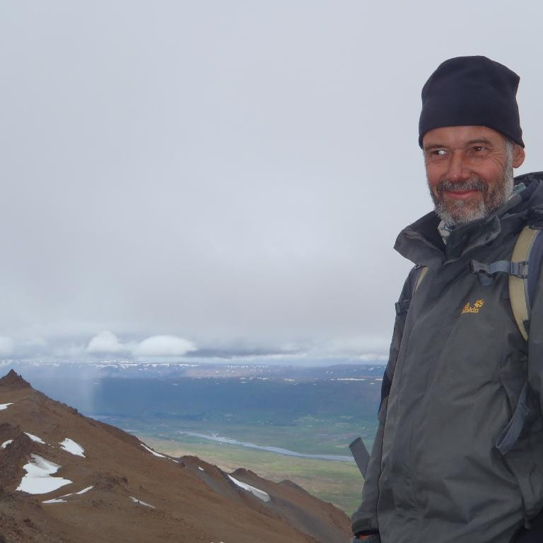 Lars á toppi Þríklakka. Bóndi og Eyjafjörður í baksýn.