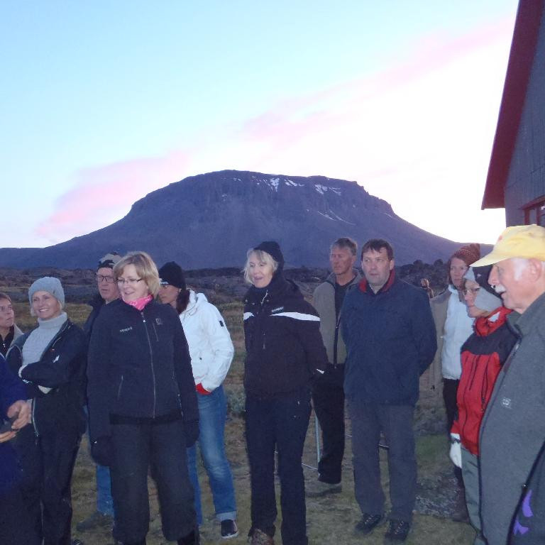 Hlustað á veðurspá, Herðubreið beið glæsileg í kvöldkyrrðinni.