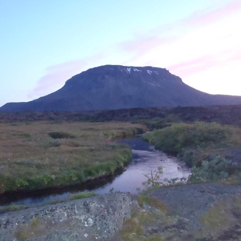 Ákveðið var að vakna snemma, veðrið átti að versna um kvöldið, uppgöngudaginn.