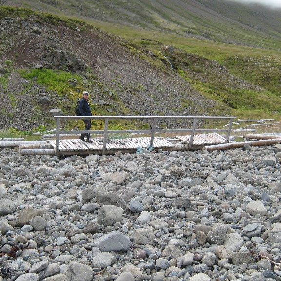 Brúin sem átti að vera yfir Víkurána en skolaði upp í fjöru.