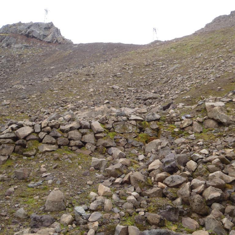 Hleðsla á gamalli slóð líklega fyrir hestakerru, var mjög brött á köflum.