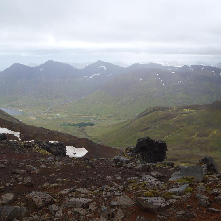 Séð niður Skarðsdal í botn Siglufjarðar. Staðarhálshnjúkur, Hestskarðshnúkur, og Pallahnjúkur og Fýluskálahnjúkar yfir Hólahyrnuna gróna fjallið nær.
