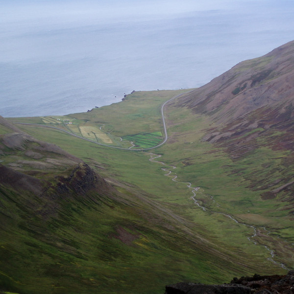 Mánárdalur  Máná og Dalabær út við sjó.