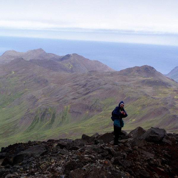 Frímann á Illviðrishnjúk í baksýn sést Hafnarhyrna og Strákar