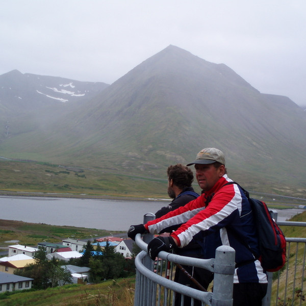 Gengið eftir einum af sex snjóflóðavarnargörðum.