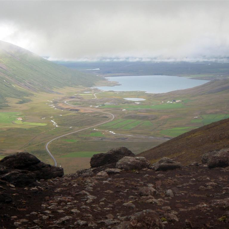 Útsýni af Hálshnjúki til austurs yfir Ljósavatnsskarð og Ljósavatn fyrir miðju