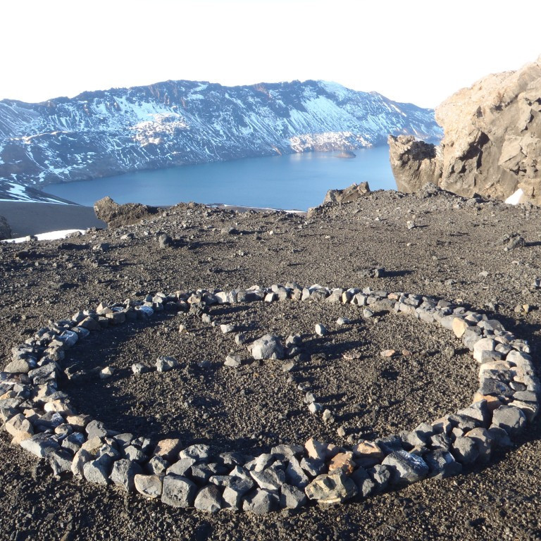 Tákn á barmi Öskju