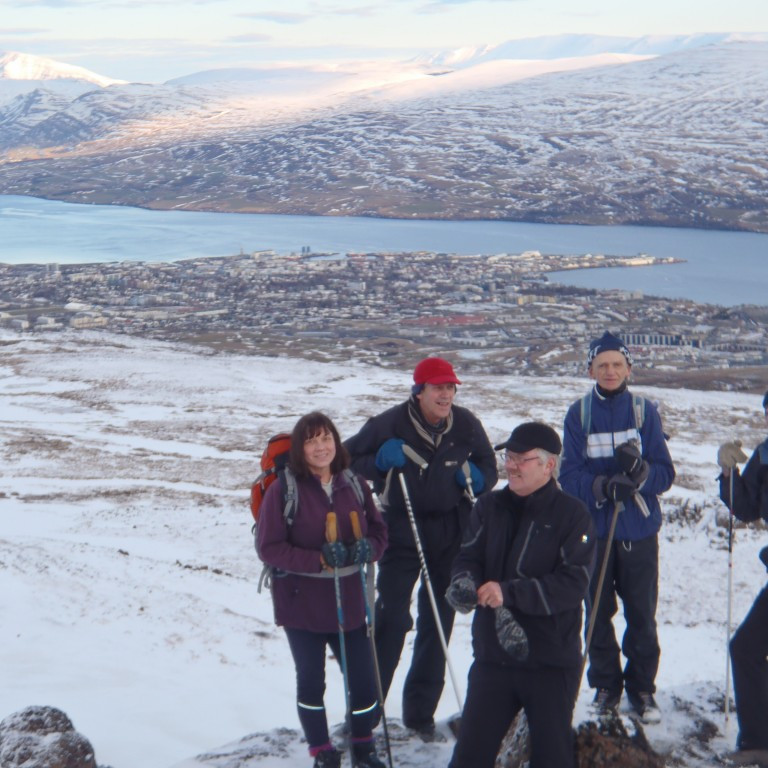 Hópurinn með  Akureyri í baksýn