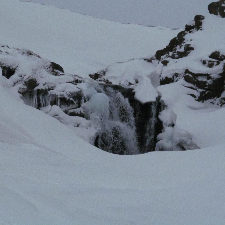 Einbúalækur í klakaböndum.