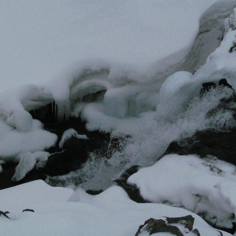 Lítill foss í Einbúalæk.