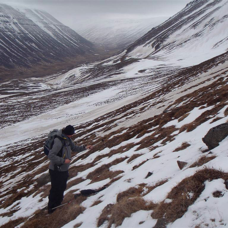 Örn að stilla stafina, sér inn Þormóðsstaðadal