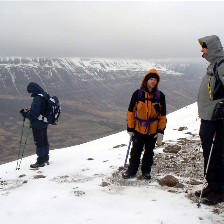 Séð til norðvesturs, Róbert, Jóhann og Örn virða fyrir sér útsýnið til vesturs