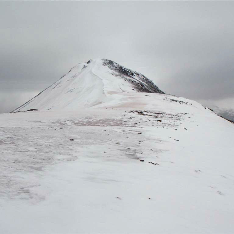 Horft til suðurs að vörðunni á fjallsbrúninni