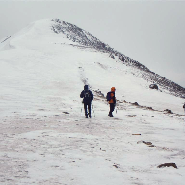 Gengið suður fjallshrygginn