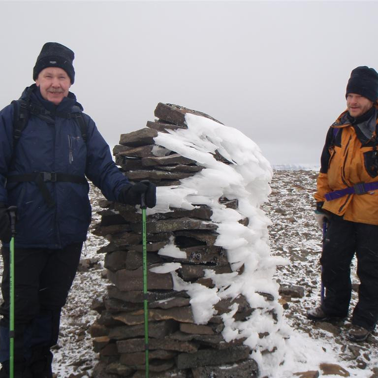Róbert og Jóhann við vörðuna