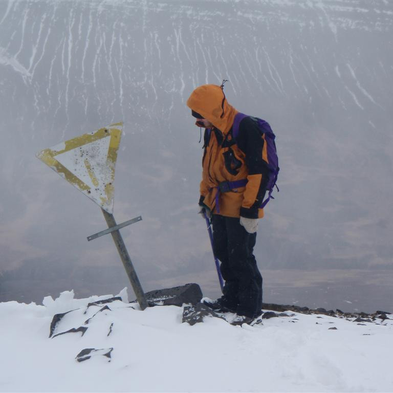Jóhann skoðaði umferðarskiltið, það vantar tvo 6mm bolta