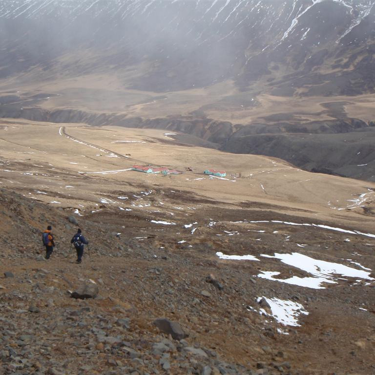 Á veginum neðst í jarðvegsskriðunni