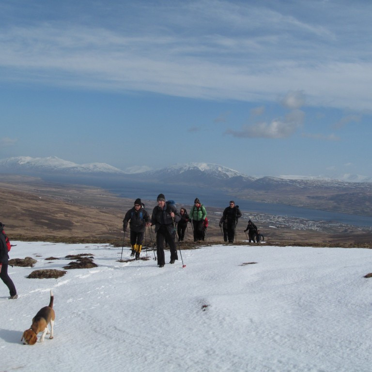 Farið að birta til og heldur að læga.