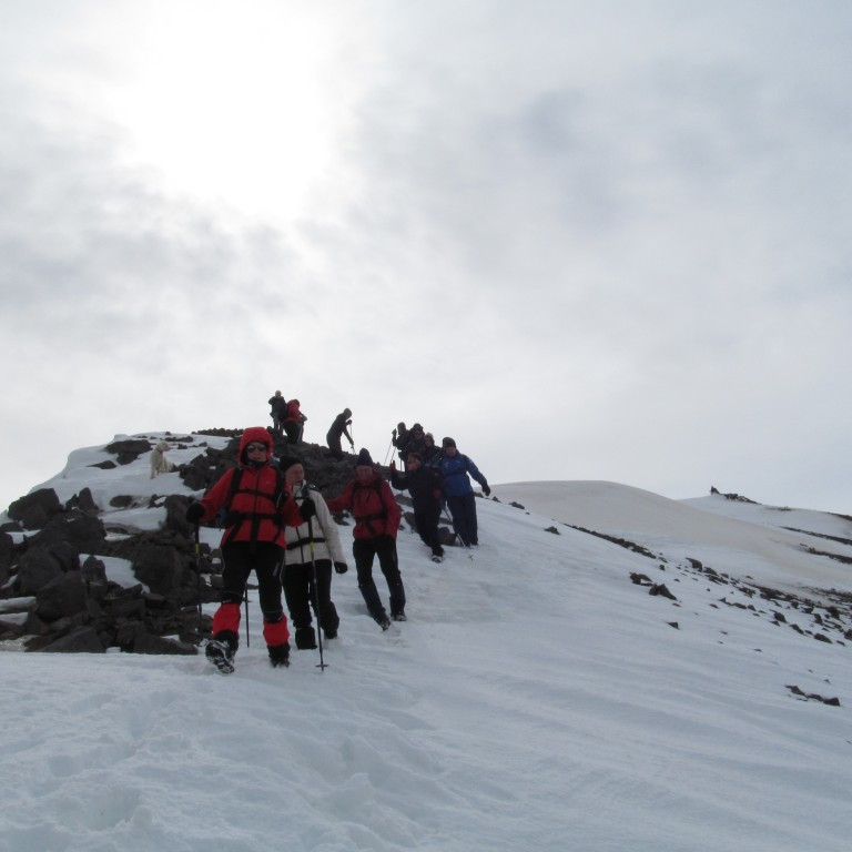 Haldið heim á leið varðan á Syðri-Súlu ber við himinn.