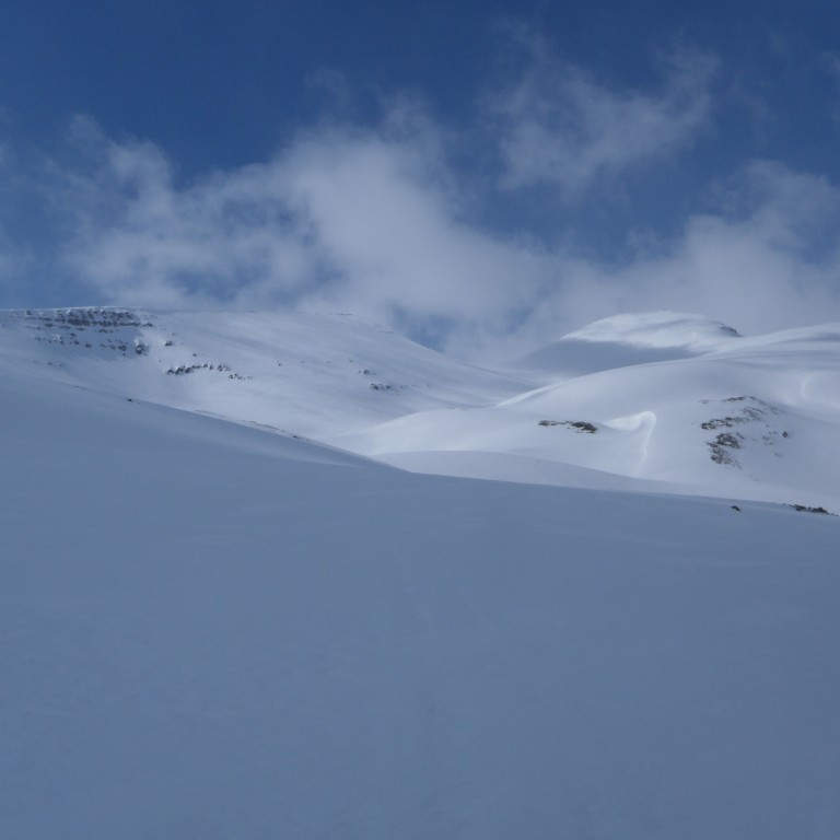 Komnir upp á Þröskuld, Kaldbakur og Útburðarskálarhnjúkur í baksýn.