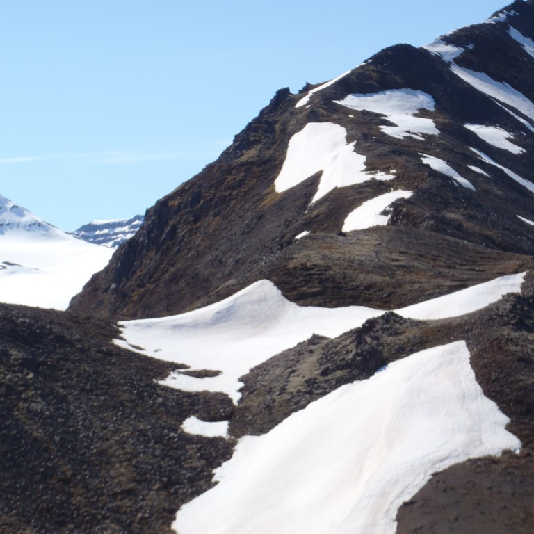 Hádegishnjúkur, séð upp Hvarfshnjúk.