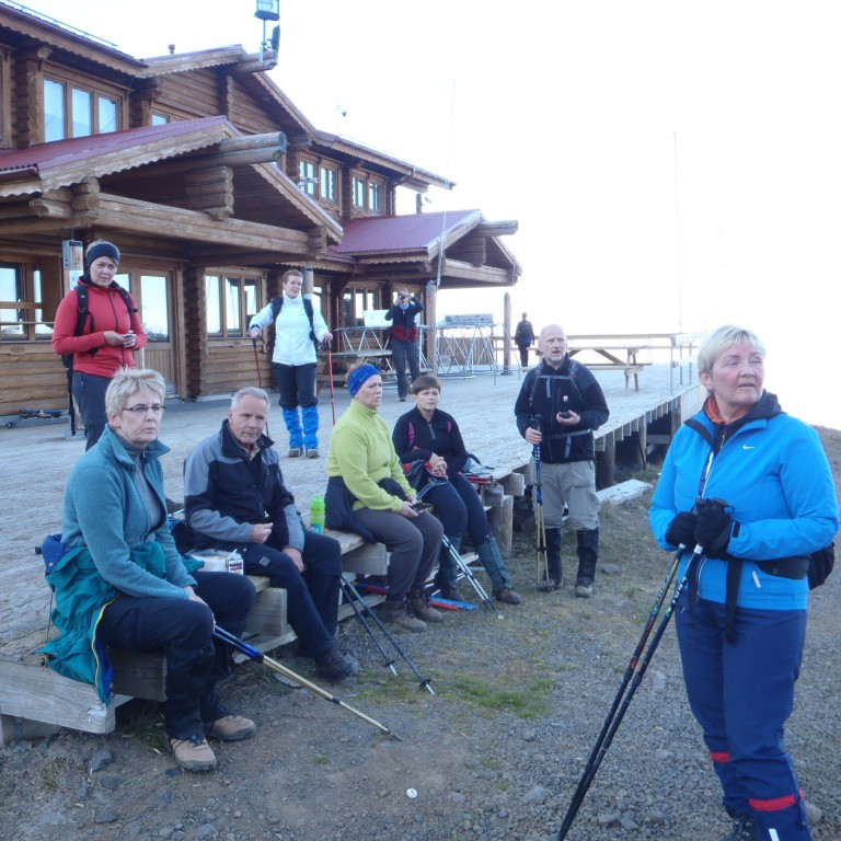 Strýta Ragna horfir til fjalls