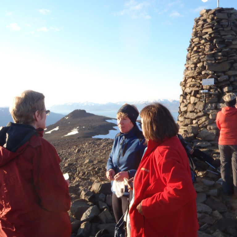 Kominn upp að vörðu. Guðrún, Helga og Anke María