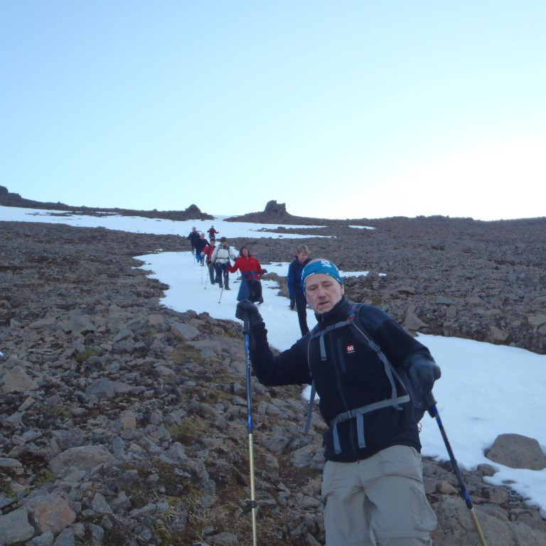 Gengið niður Mannshrygginn. Magnús Magnússon fremstur