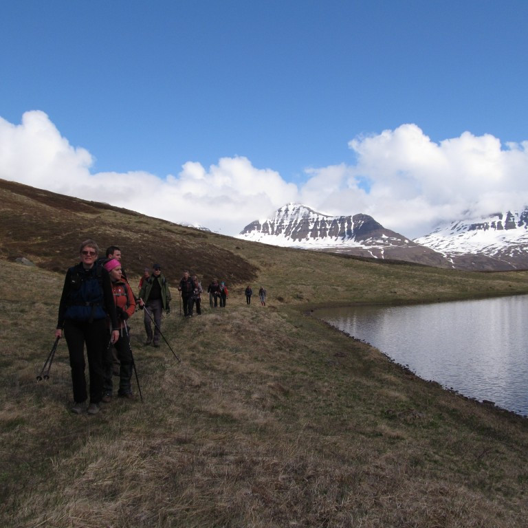 Gengið meðfram vatninu.Gimbrahnjúkur í baksýn.