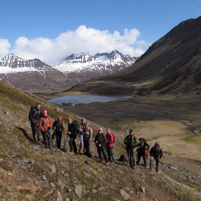 Kominn spölkorn upp í fjallið.Gimbrahnjúkur og Sýlingarhnjúkur í bakgrunni.