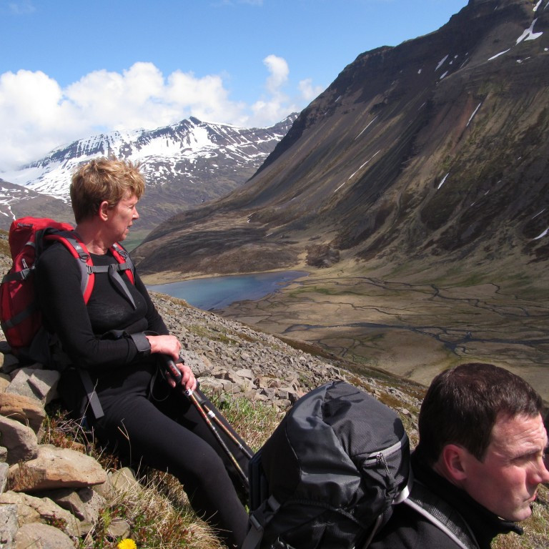 Helga Guðna og Arnar með Skeiðsvatn Sýlingarhnjúk og hlíðar Skeiðsfjalls í baksýn.