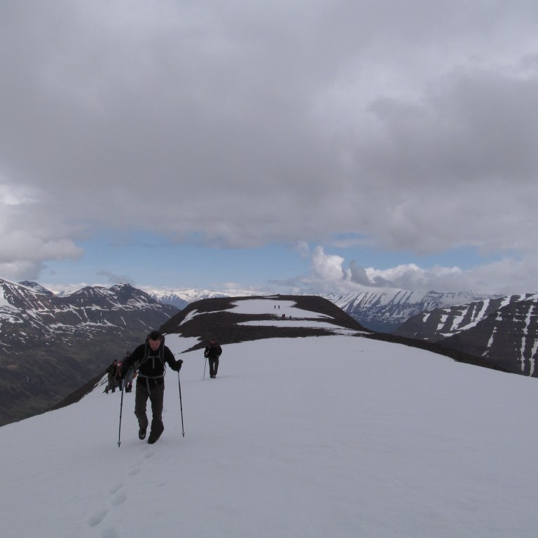 Gengið vestur fjallið .