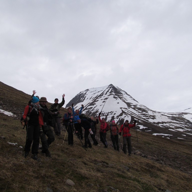 Fagnað skemmtilegri niðurferð.Margir rassblautir.
