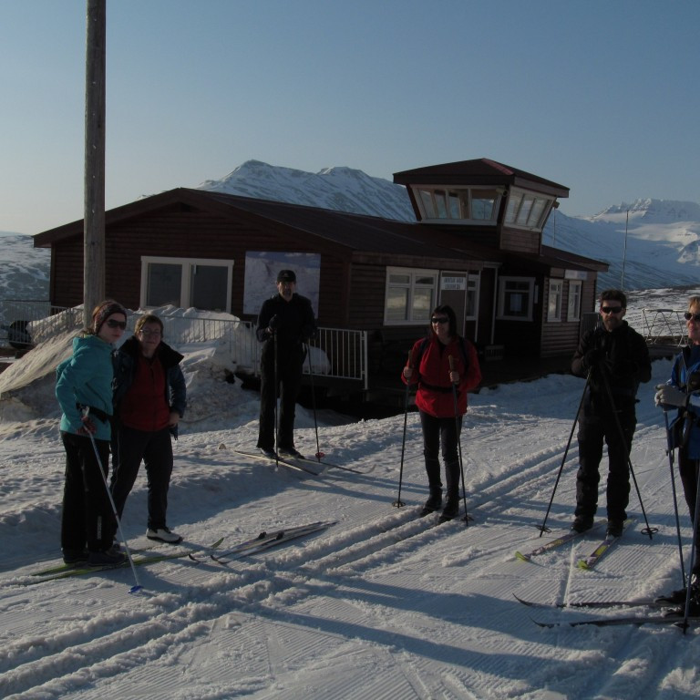 tíu stiga hiti og logn.