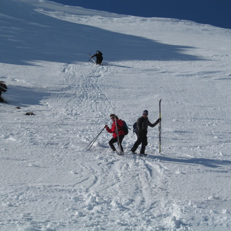 Ekki var þessi brekka auðfarinn öllum í hópnum, Enn allt hafðist að lokum með samstöðu.