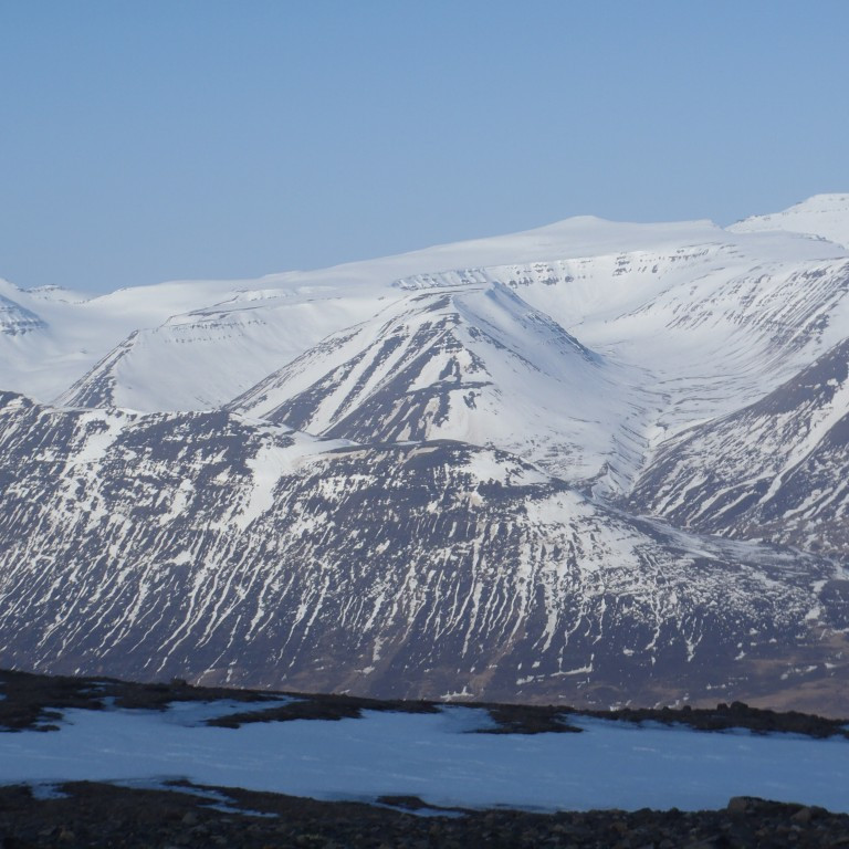 Lönguhlíðarfjall, Skriðudalur t.v. Dýjahnjúkur,t.h. Dýjafjallshnjúkur.