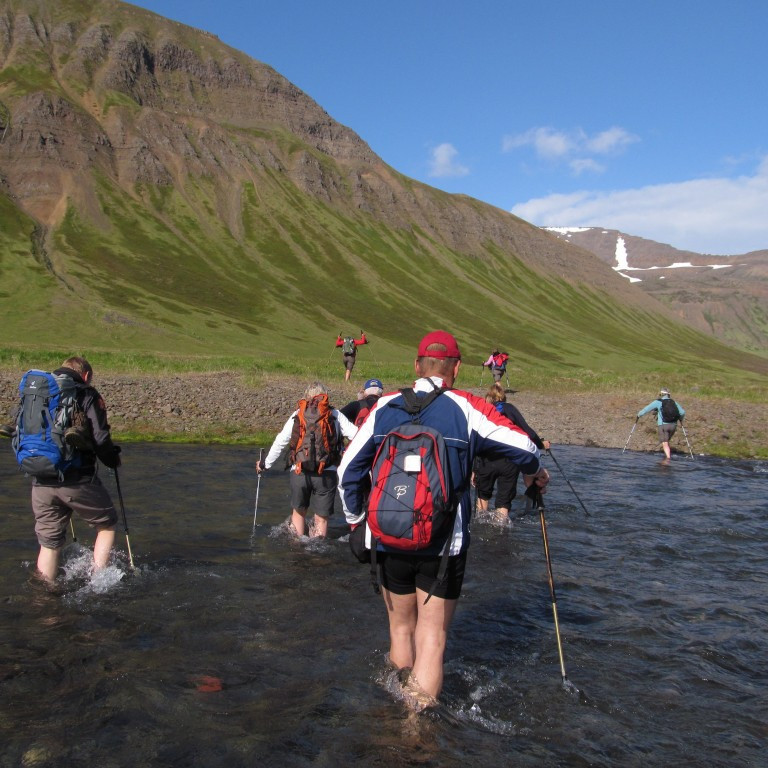 Vaðið yfir Fljótaá.