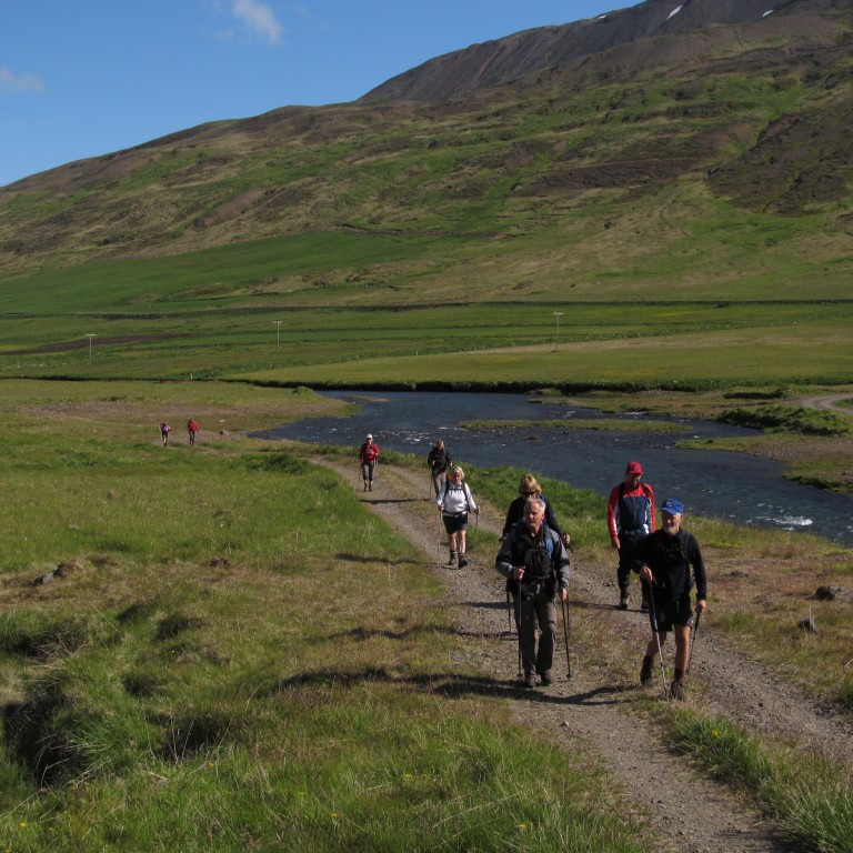 Gengið veginn inn í Tungudal.