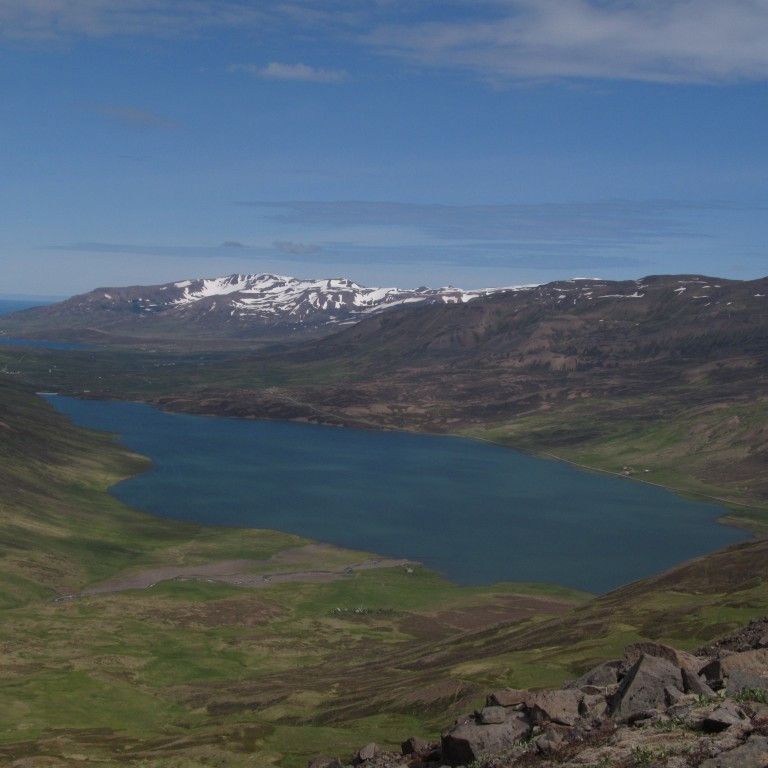Stífluvatn og Siglufjarðarfjöll.
