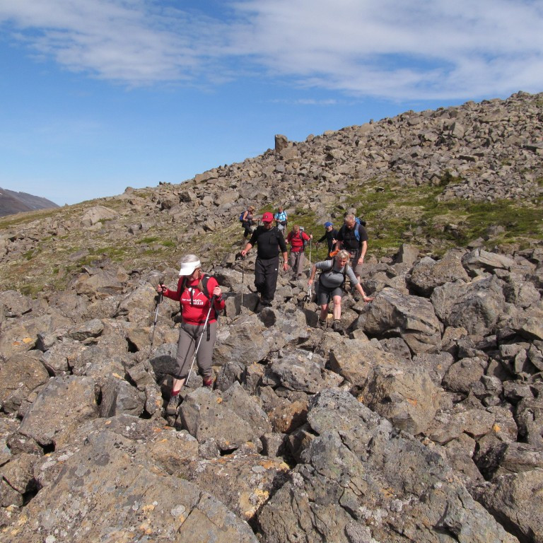Klöngrast yfir eina af mörgum skriðum á leiðinni.