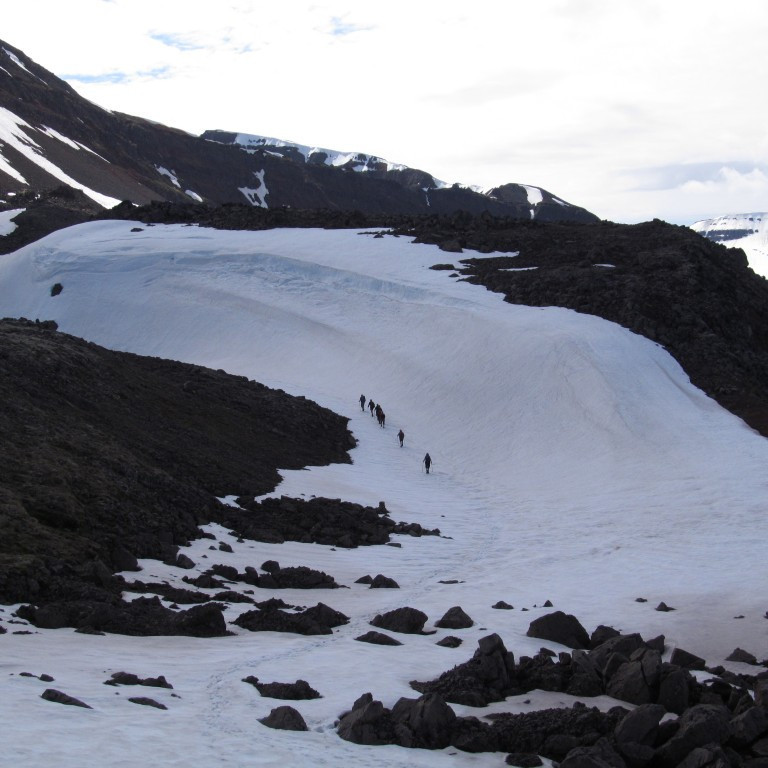 Þarna þokast hópurinn áfram.