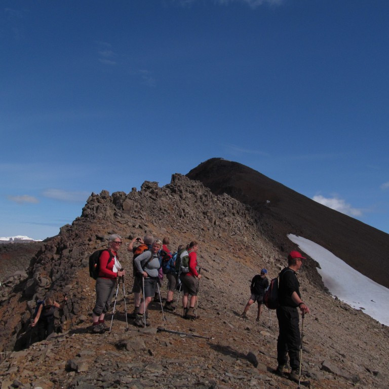 Kominn á kambinn á milli Hamarshyrnu og Miðhyrnu.